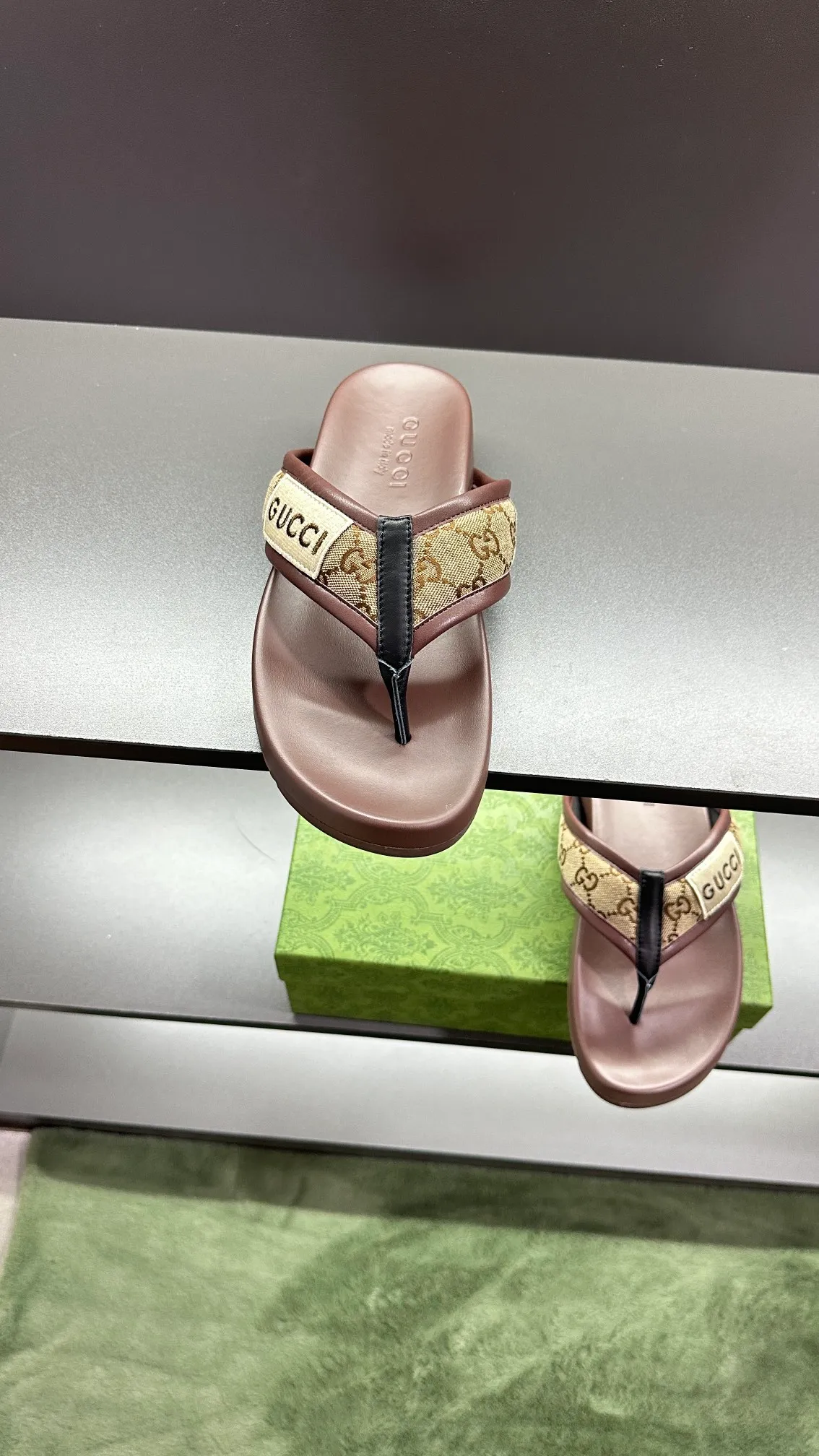 [G Family Couple Style] P: 300💰Female size 36~40 Men's size 39~45, (46. Custom-made Unisex GG slippers This slipper is made of GG polyester fiber and is decorated with a Gucci label on the front, adding a striking logo feel to the style. Beige GG recycled polyester fiber Unisex leather trim "Gucci Made in Italy" embroidered label Rubber sole Flat Made in Italy